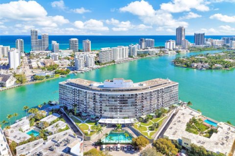 Condominio en Miami Beach, Florida, 2 dormitorios  № 2003330