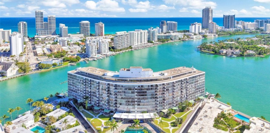 Condominio en Miami Beach, Florida, 2 dormitorios  № 2003330