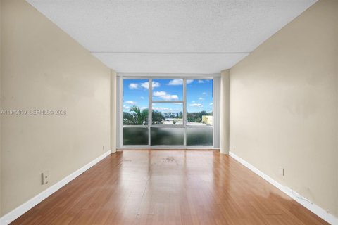 Condominio en venta en Miami Beach, Florida, 2 dormitorios, 85.47 m2 № 2003330 - foto 15