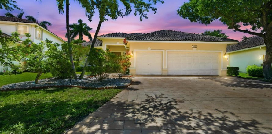 House in Coral Springs, Florida 4 bedrooms, 213.77 sq.m. № 2083428