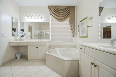 House in Coral Springs, Florida 4 bedrooms, 213.77 sq.m. № 2083428 - photo 13