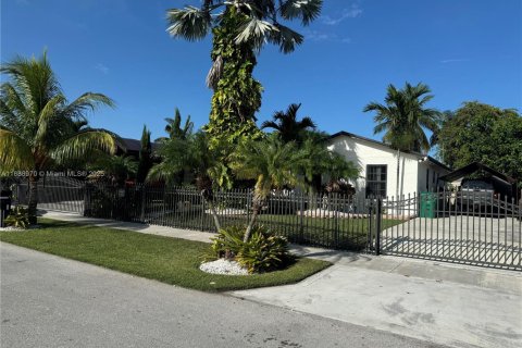 Снять в аренду виллу или дом в Хомстед, Флорида 3 спальни, 145.39м2, № 1941464 - фото 2