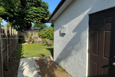 Снять в аренду виллу или дом в Хомстед, Флорида 3 спальни, 145.39м2, № 1941464 - фото 8