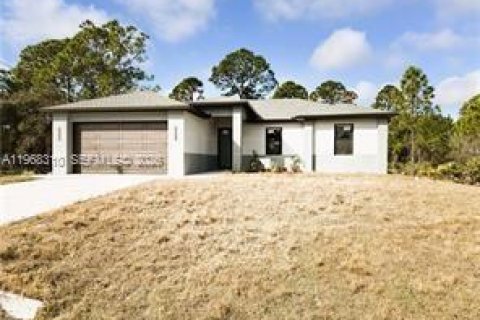 House in Lehigh Acres, Florida 3 bedrooms № 2029440 - photo 3