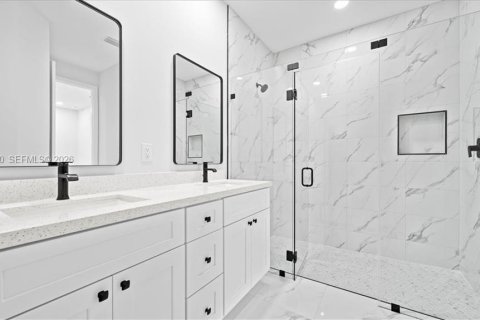 House in Lehigh Acres, Florida 3 bedrooms № 2029440 - photo 12