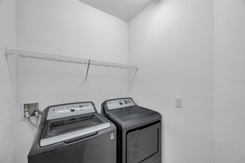 Townhouse in Fish Hawk, Florida 3 bedrooms, 165.37 sq.m. № 1575309 - photo 6