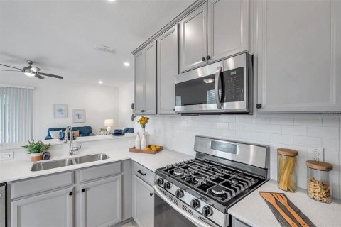 Townhouse in Fish Hawk, Florida 3 bedrooms, 165.37 sq.m. № 1575309 - photo 12