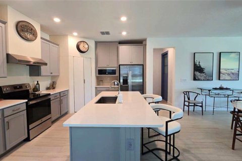 House in San Antonio, Florida 3 bedrooms, 164.44 sq.m. № 2226849 - photo 5