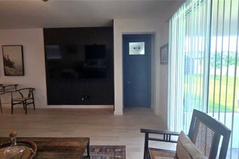 House in San Antonio, Florida 3 bedrooms, 164.44 sq.m. № 2226849 - photo 9