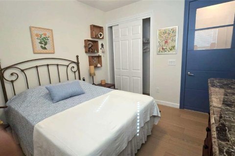 House in San Antonio, Florida 3 bedrooms, 164.44 sq.m. № 2226849 - photo 16