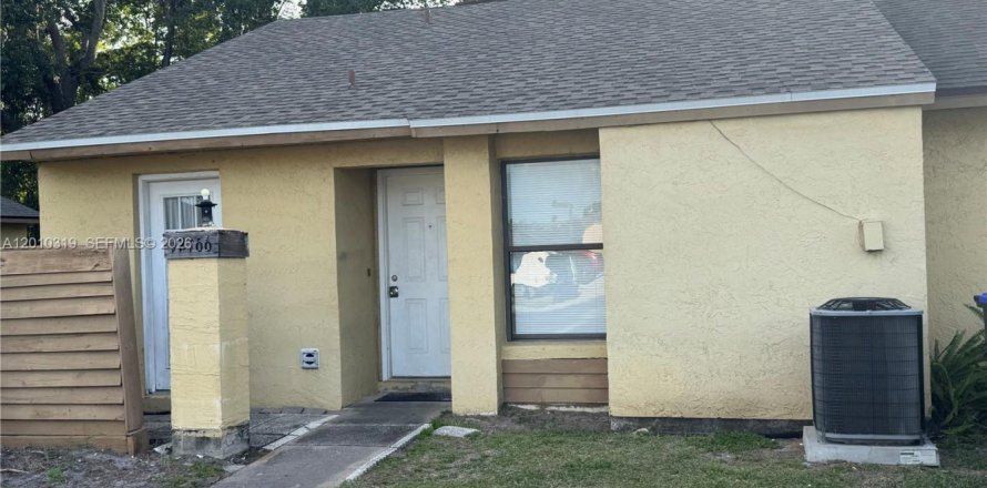 House in Orlando, Florida 2 bedrooms № 2073139