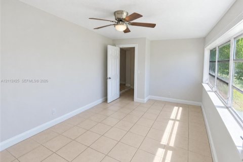 Villa ou maison à vendre à Port St. Lucie, Floride: 4 chambres, 130.81 m2 № 2431390 - photo 4