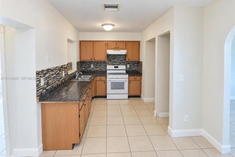Villa ou maison à vendre à Port St. Lucie, Floride: 4 chambres, 130.81 m2 № 2431390 - photo 3