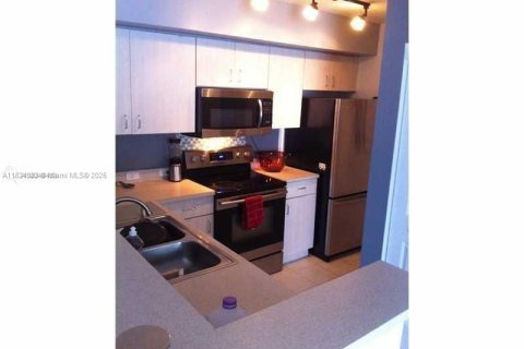 Снять в аренду кондоминиум в Пемброк-Пайнс, Флорида 2 спальни, 85.66м2, № 1790183 - фото 4