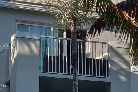 Снять в аренду кондоминиум в Пемброк-Пайнс, Флорида 2 спальни, 85.66м2, № 1790183 - фото 1