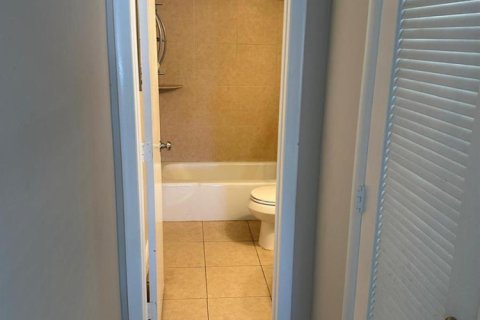 Condo in Pompano Beach, Florida, 2 bedrooms  № 2082159 - photo 11