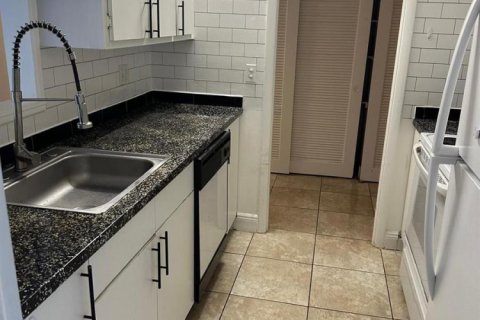 Condo in Pompano Beach, Florida, 2 bedrooms  № 2082159 - photo 2