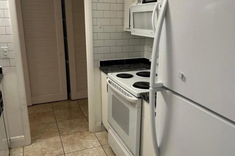 Condo in Pompano Beach, Florida, 2 bedrooms  № 2082159 - photo 3