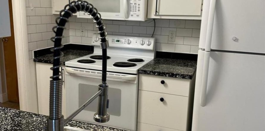 Condo in Pompano Beach, Florida, 2 bedrooms  № 2082159
