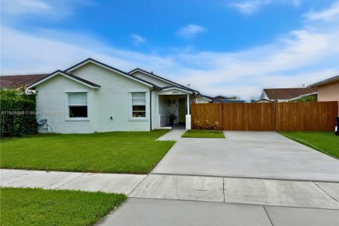 Снять в аренду виллу или дом в Майами, Флорида 2 спальни, 132.85м2, № 1963599 - фото 2