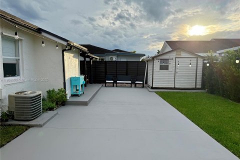 Снять в аренду виллу или дом в Майами, Флорида 2 спальни, 132.85м2, № 1963599 - фото 20