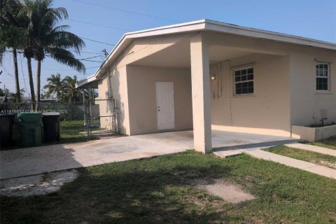 House in Miami, Florida 3 bedrooms, 147.81 sq.m. № 1781930 - photo 14