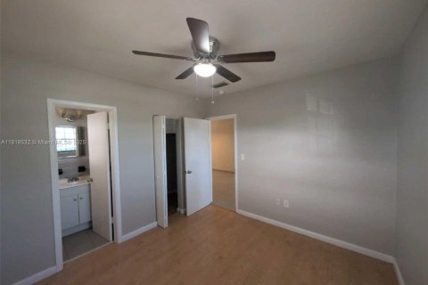 House in Miami, Florida 3 bedrooms, 147.81 sq.m. № 1781930 - photo 6