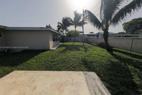 House in Miami, Florida 3 bedrooms, 147.81 sq.m. № 1781930 - photo 17