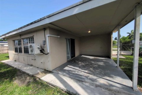 House in Miami, Florida 3 bedrooms, 147.81 sq.m. № 1781930 - photo 18