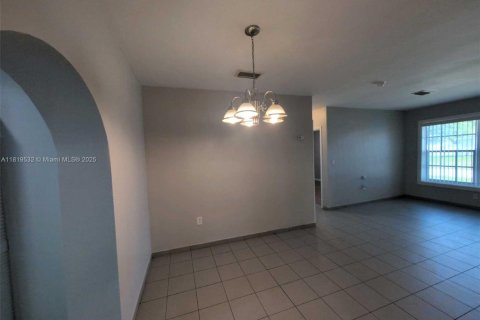 House in Miami, Florida 3 bedrooms, 147.81 sq.m. № 1781930 - photo 8