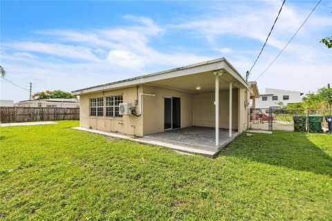 House in Miami, Florida 3 bedrooms, 147.81 sq.m. № 1781930 - photo 28