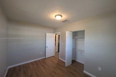 House in Miami, Florida 3 bedrooms, 147.81 sq.m. № 1781930 - photo 12