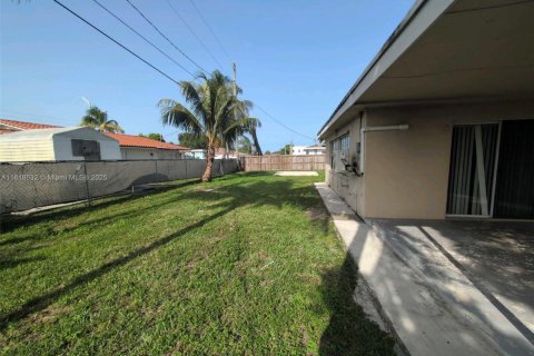 House in Miami, Florida 3 bedrooms, 147.81 sq.m. № 1781930 - photo 15