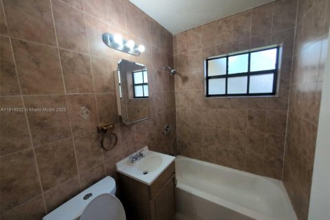 House in Miami, Florida 3 bedrooms, 147.81 sq.m. № 1781930 - photo 13