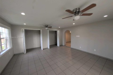 House in Miami, Florida 3 bedrooms, 147.81 sq.m. № 1781930 - photo 11