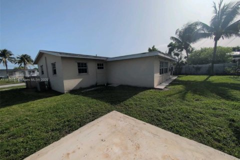 House in Miami, Florida 3 bedrooms, 147.81 sq.m. № 1781930 - photo 16