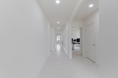 House in Port St. Lucie, Florida 4 bedrooms, 186.83 sq.m. № 2392652 - photo 5