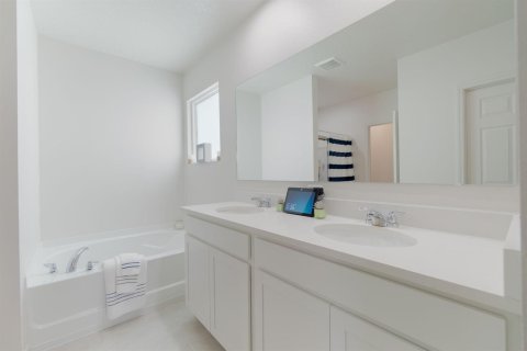 House in Port St. Lucie, Florida 4 bedrooms, 186.83 sq.m. № 2392652 - photo 13