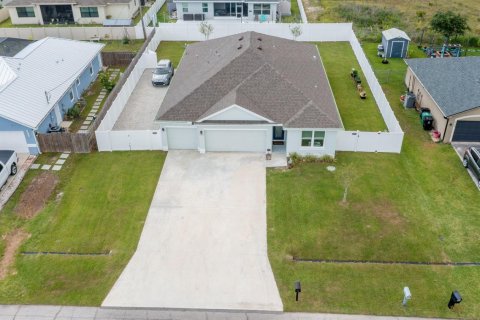 House in Port St. Lucie, Florida 4 bedrooms, 186.83 sq.m. № 2392652 - photo 3