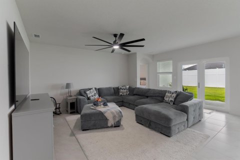 House in Port St. Lucie, Florida 4 bedrooms, 186.83 sq.m. № 2392652 - photo 11