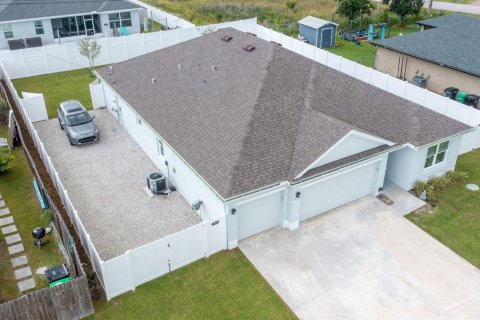 House in Port St. Lucie, Florida 4 bedrooms, 186.83 sq.m. № 2392652 - photo 2