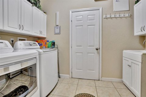 Купить виллу или дом в Уэстон, Флорида 5 спален, 392.51м2, № 1971425 - фото 23