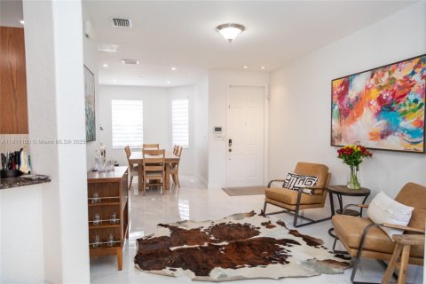 Adosado en venta en Doral, Florida, 4 dormitorios, 211.54 m2 № 1974861 - foto 3