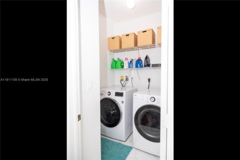 Adosado en venta en Doral, Florida, 4 dormitorios, 211.54 m2 № 1974861 - foto 21