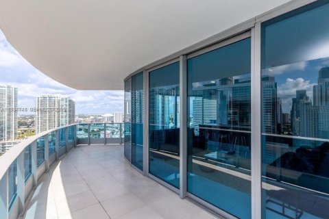 Condominio en alquiler en Miami, Florida, 2 dormitorios, 142.98 m2 № 1992938 - foto 2