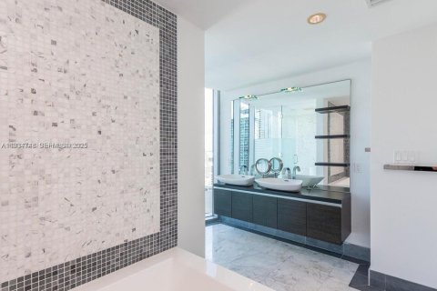 Condominio en alquiler en Miami, Florida, 2 dormitorios, 142.98 m2 № 1992938 - foto 13