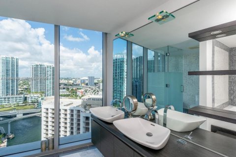 Condominio en alquiler en Miami, Florida, 2 dormitorios, 142.98 m2 № 1992938 - foto 14