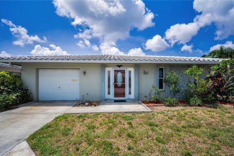 House in Pinellas Park, Florida 2 bedrooms, 117.06 sq.m. № 1760520 - photo 1