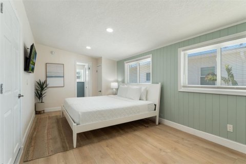 Commercial property in Cocoa Beach, Florida 16 bedrooms, 759.66 sq.m. № 1833006 - photo 11