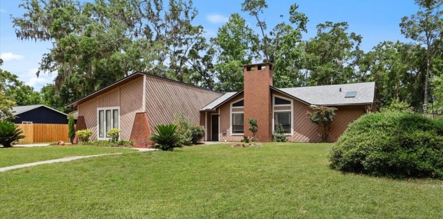 House in Gainesville, Florida 3 bedrooms, 138.33 sq.m. № 1759238